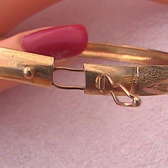 10k Yellow Gold Diamond Cut Bangle/Bracelet - Picture 7 of 8